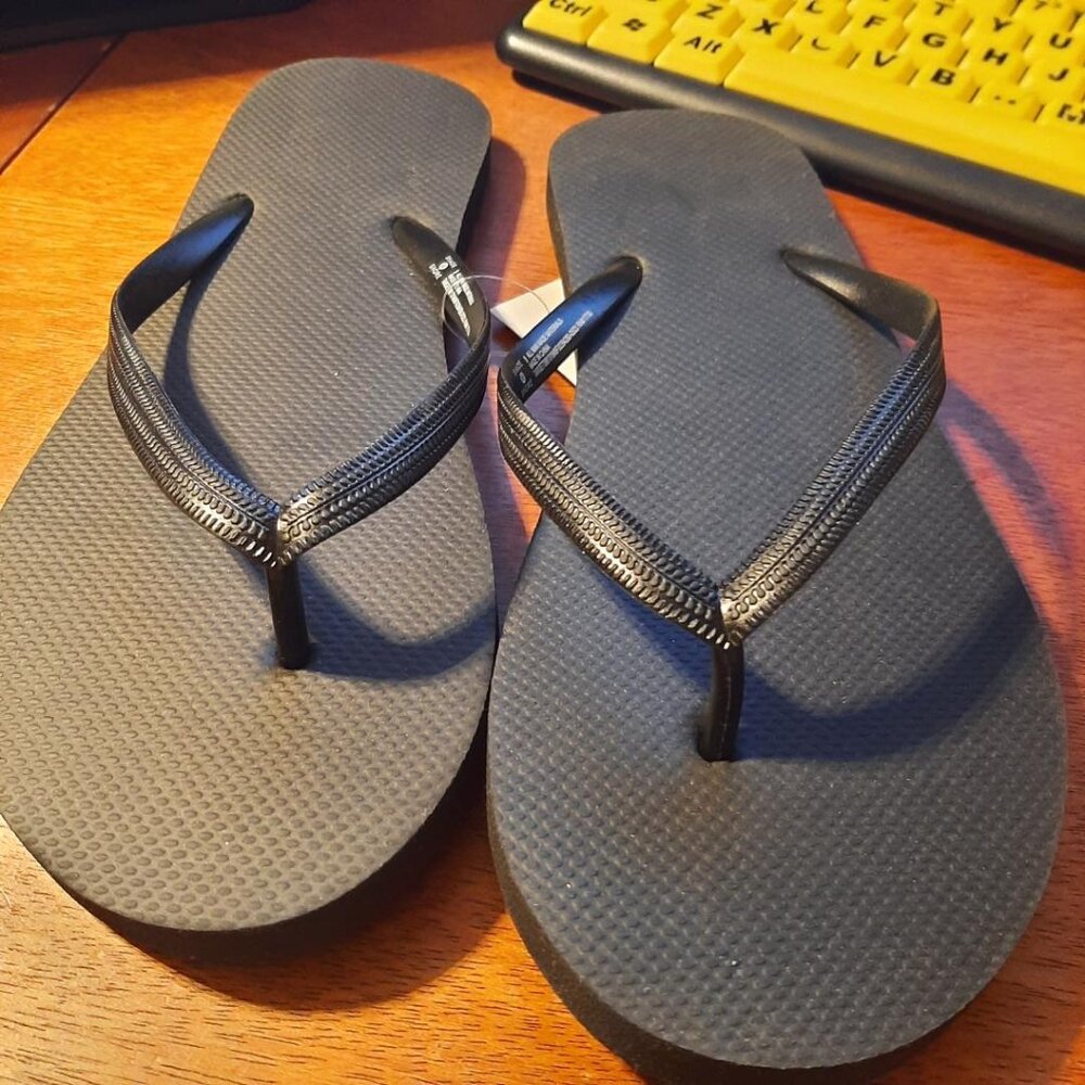 NEW TAG ! Shade & Shore Women FlipFlop Black Size 9